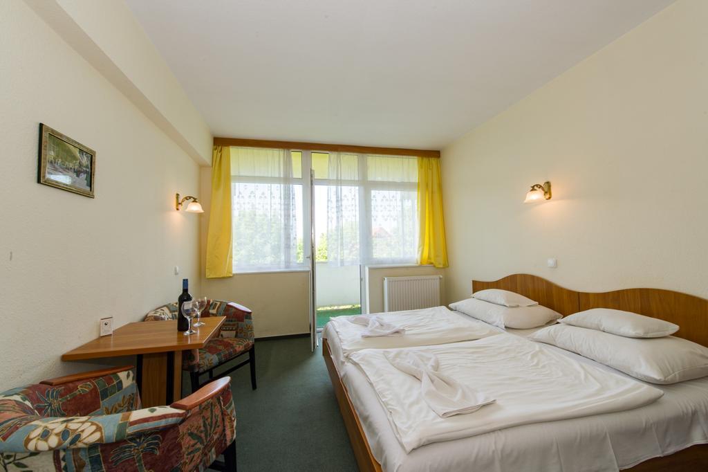 Hotel Nostra Шиофок Экстерьер фото