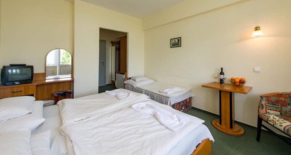Hotel Nostra Шиофок Экстерьер фото